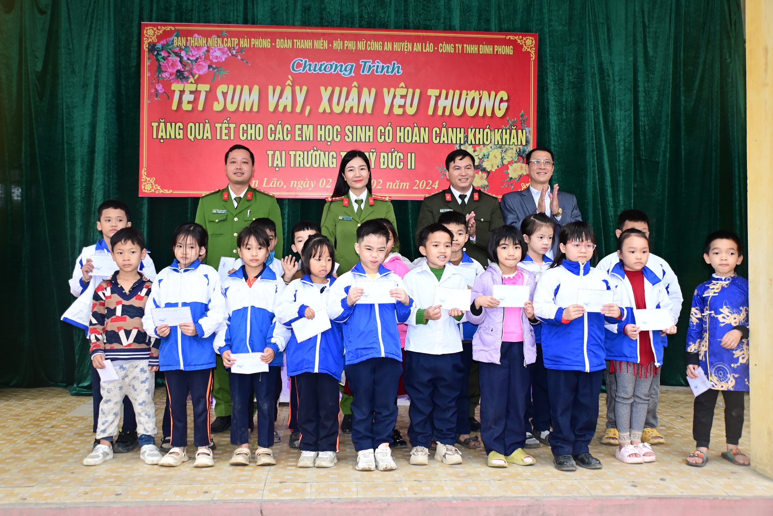 Tặng quà Tết cho 31 học sinh hoàn cảnh khó khăn trường Tiểu học Mỹ Đức II (An Lão)